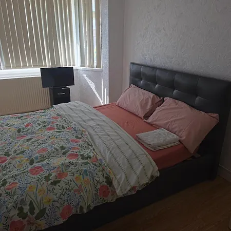 Six Bed With Two Parking Space And Garden *