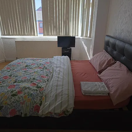 Six Bed With Two Parking Space And Garden