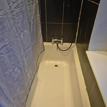 Six Bed With Two Parking Space And Garden * Bristol