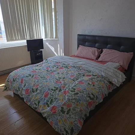 Six Bed With Two Parking Space And Garden