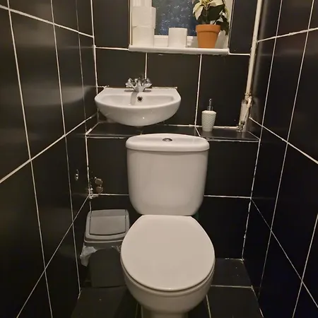 Six Bed With Two Parking Space And Garden Bristol