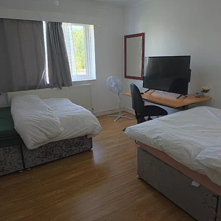 Six Bed With Two Parking Space And Garden Bristol