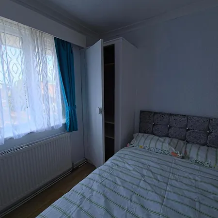 Six Bed With Two Parking Space And Garden * Bristol