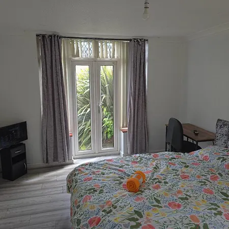 Six Bed With Two Parking Space And Garden Bristol
